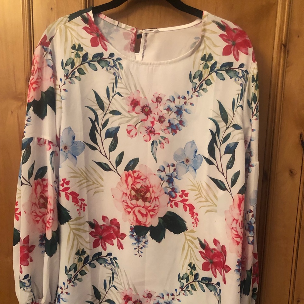 Scoop neck floral blouse with elastic ribbed cuffs